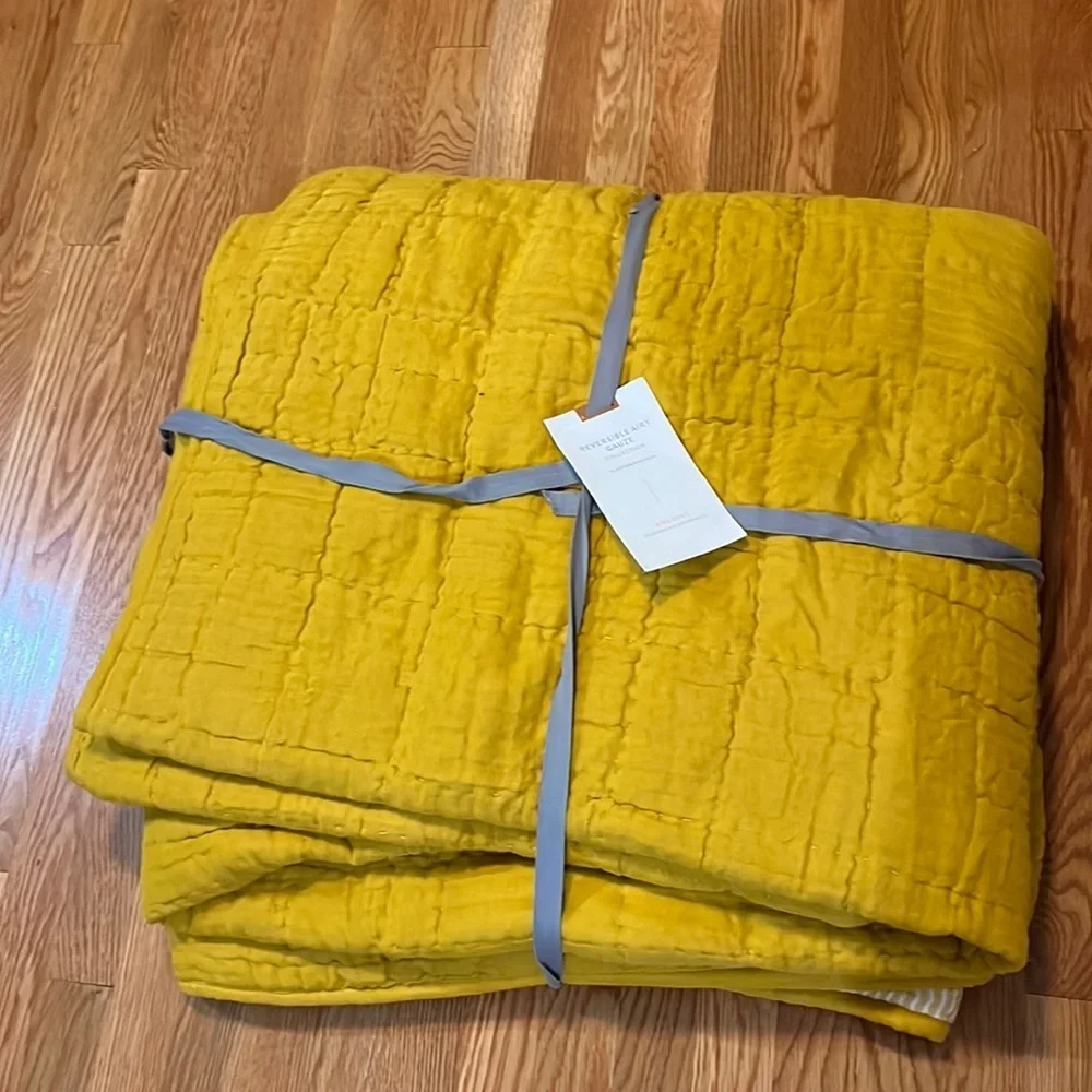 Anthropologie Reversible Airy Gauze Quilt Size King New Plus